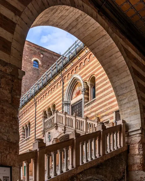 Aşk şehrinin romantik eski şehir merkezi, Juliet ve Romeo 'nun doğduğu yer, güzel İtalya' nın mücevheri, Verona, Lombardy 'de.