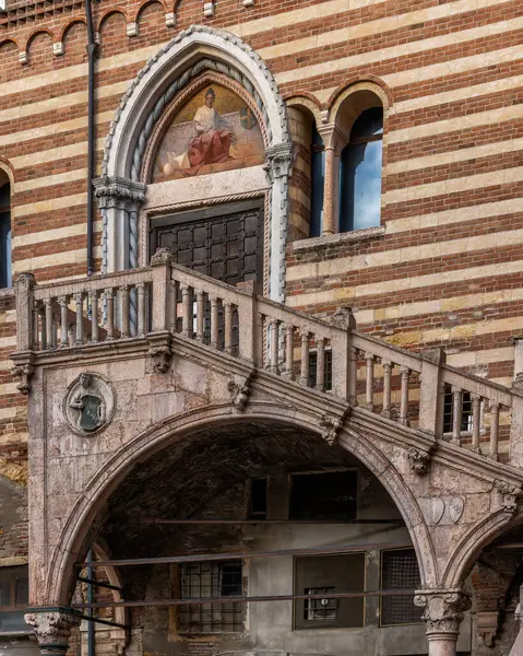 Aşk şehrinin romantik eski şehir merkezi, Juliet ve Romeo 'nun doğduğu yer, güzel İtalya' nın mücevheri, Verona, Lombardy 'de.