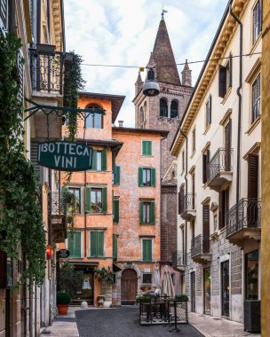 Aşk şehrinin romantik eski şehir merkezi Verona, Lombardy, İtalya.