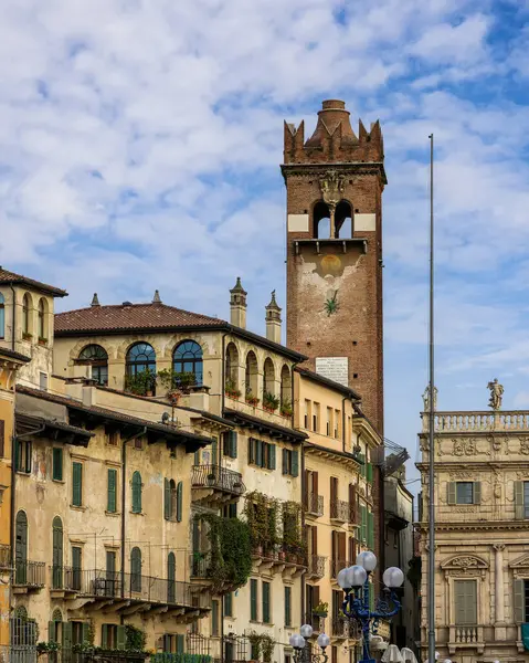 Aşk şehrinin romantik eski şehir merkezi Verona, Lombardy, İtalya.