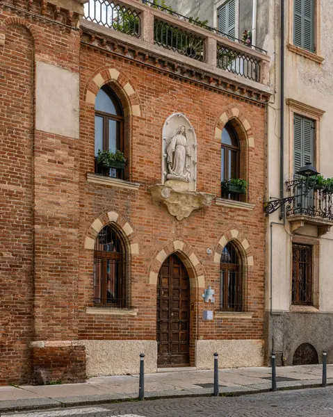 Aşk şehrinin romantik eski şehir merkezi Verona, Lombardy, İtalya.