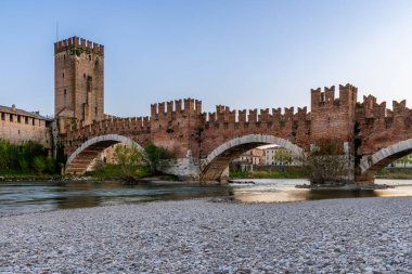 Verona şehrinin antik köprüsünün kalesi.