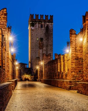 Verona şehrinin antik köprüsünün kalesi.
