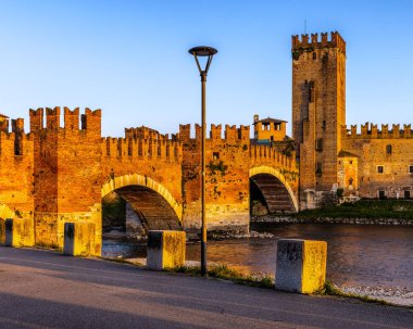Verona şehrinin antik köprüsünün kalesi.