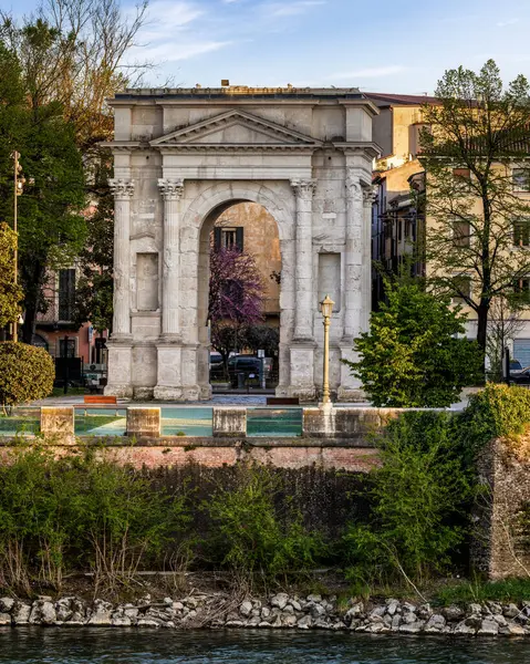 Aşk şehrinin eşsiz merkezi, Verona, ve onun güzel mimarisi ve sokak sanatı
