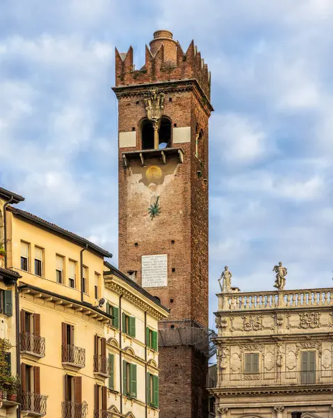 Aşk şehrinin eşsiz merkezi, Verona, ve onun güzel mimarisi ve sokak sanatı