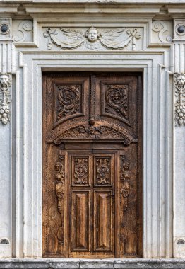 Veneto, Lombardiya, İtalya ve Avrupa 'daki renkli Riva del Garda şehrinin resimli manzarası