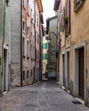 Veneto, Lombardiya, İtalya ve Avrupa 'daki renkli Riva del Garda şehrinin resimli manzarası