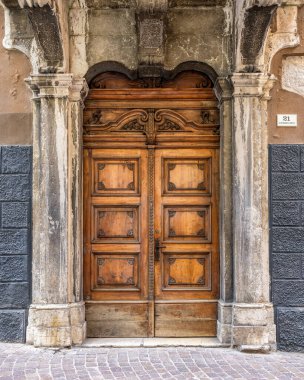 Veneto, Lombardiya, İtalya ve Avrupa 'daki renkli Riva del Garda şehrinin resimli manzarası