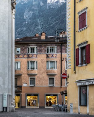 Veneto, Lombardiya, İtalya ve Avrupa 'daki renkli Riva del Garda şehrinin resimli manzarası