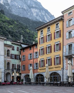 Veneto, Lombardiya, İtalya ve Avrupa 'daki renkli Riva del Garda şehrinin resimli manzarası