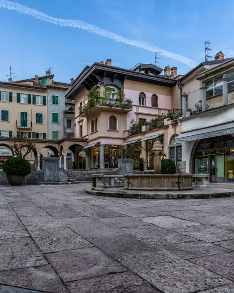 Veneto, Lombardiya, İtalya ve Avrupa 'daki renkli Riva del Garda şehrinin resimli manzarası