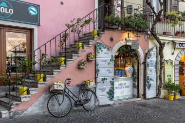 İtalya 'da Limon Konsolosu Garda' nın Garda Gölü manzarası çok güzeldir..