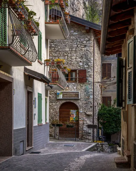 İtalya 'da Limon Konsolosu Garda' nın Garda Gölü manzarası çok güzeldir..