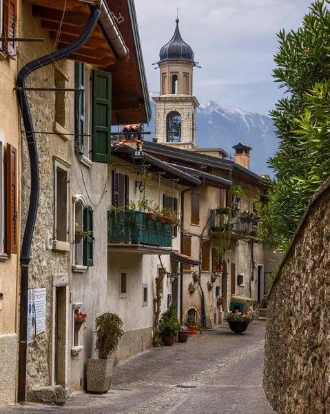 İtalya 'da Limon Konsolosu Garda' nın Garda Gölü manzarası çok güzeldir..