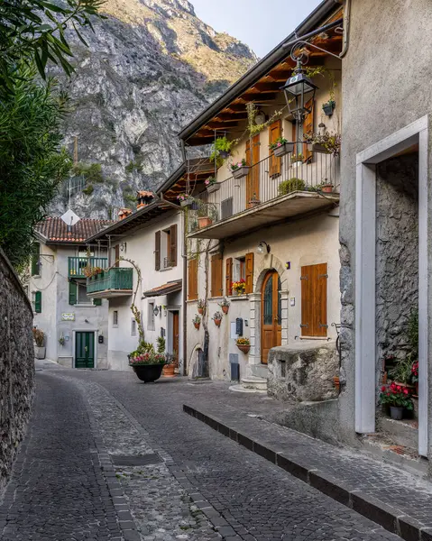 İtalya 'da Limon Konsolosu Garda' nın Garda Gölü manzarası çok güzeldir..