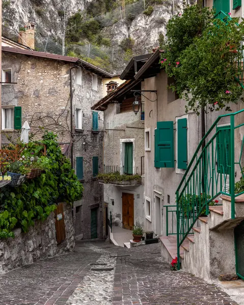 İtalya 'da Limon Konsolosu Garda' nın Garda Gölü manzarası çok güzeldir..