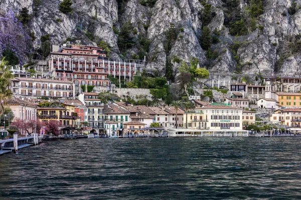 İtalya 'da Limon Konsolosu Garda' nın Garda Gölü manzarası çok güzeldir..