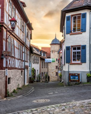 Heppenheim 'ın peri masalı kasabasındaki ortaçağ eski kasabasının büyüleyici manzarası ve tipik mimarisi, Hesse, Almanya