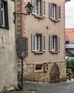 Heppenheim 'ın peri masalı kasabasındaki ortaçağ eski kasabasının büyüleyici manzarası ve tipik mimarisi, Hesse, Almanya