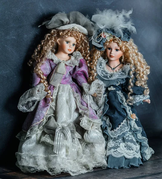 Menakjubkan Antik Boneka Porselen Realistis Mainan Dengan Mata Biru Boneka — Stok Foto