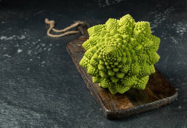 Romanesco brokoli kafası koyu bir taş yüzeyde, lahana, yakın plan, fibonacci dizisi, matematiği sevenler için.