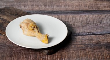 Koyu ahşap arka planda haşlanmış ya da haşlanmış tavuk buğulama, stok fotoğrafı, seçici odaklanma.