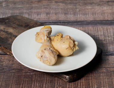 Koyu ahşap arka planda haşlanmış ya da haşlanmış tavuk buğulama, stok fotoğrafı, seçici odaklanma.