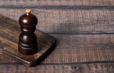 Tahta bir kasede siyah biber, koyu ahşap arka plan, stok fotoğrafı, seçici odak