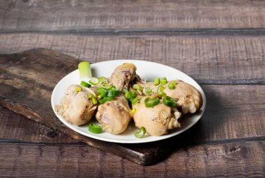 Koyu ahşap arka planda haşlanmış ya da haşlanmış tavuk buğulama, stok fotoğrafı, seçici odaklanma.