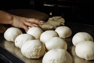 Pizzacı ve hamur topları.