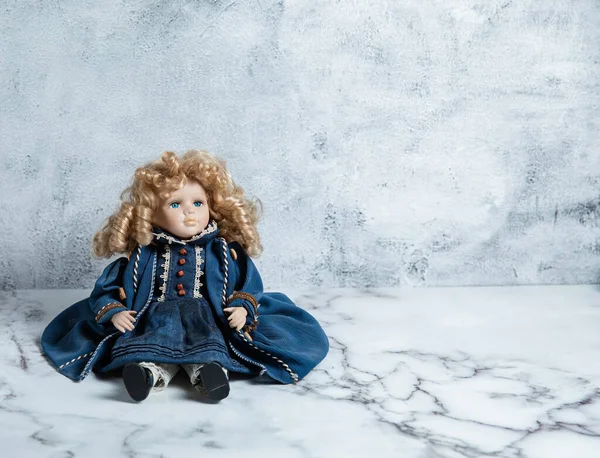 Amazing Realistik Mainan Vintage Dengan Eyes Biru Boneka Mengenakan Gaun — Stok Foto
