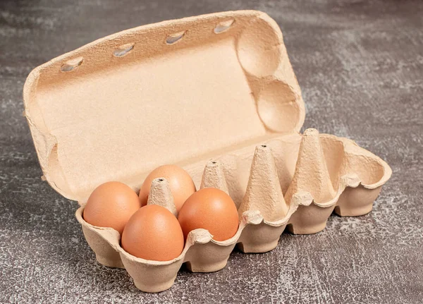 Свежие Органические Куриные Яйца Открытой Упаковке Контейнере Яиц Коричневом Фоне — стоковое фото