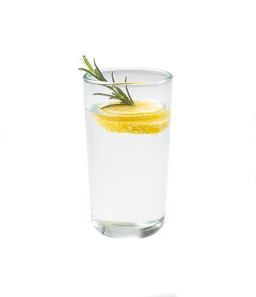 Ποτήρι Φρέσκο Νερό Λεμονιού Σπιτική Λεμονάδα Και Δεντρολίβανο Λευκό Φόντο — Φωτογραφία Αρχείου