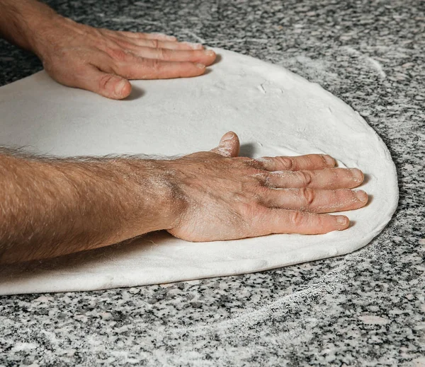 Pizza ve pizzacı elleri, restoran konsepti, stok fotoğrafı için geleneksel İtalyan hamuru.