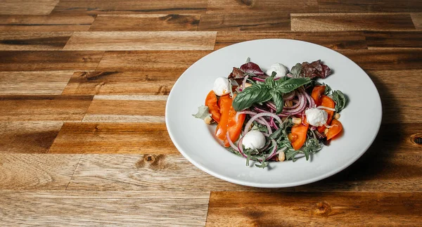 Domatesli İtalyan sebze salatası, fesleğen, soğan ve mozzarella.