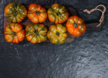 Bir grup Costoluto büyük domates gri arka planda, kırsal konsept, stok fotoğrafı