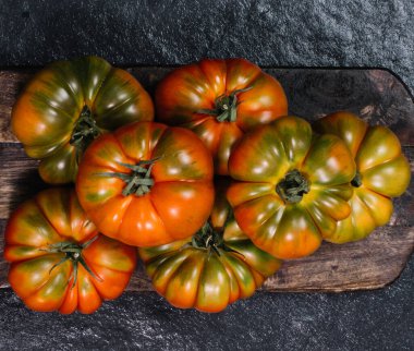 Bir grup Costoluto büyük domates gri arka planda, kırsal konsept, stok fotoğrafı