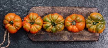 Ahşap arka planda bir grup Costoluto büyük domates, kırsal konsept, stok fotoğrafı