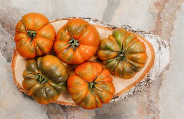 Kahverengi zemin üzerinde bir grup Costoluto büyük domates, metin için alan, kırsal konsept