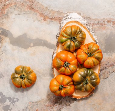 Kahverengi zemin üzerinde bir grup Costoluto büyük domates, metin için alan, kırsal konsept