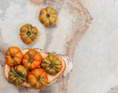 Kahverengi zemin üzerinde bir grup Costoluto büyük domates, metin için alan, kırsal konsept