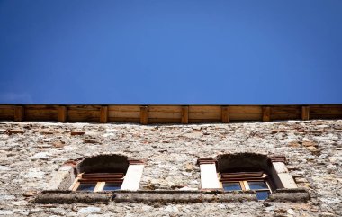 Eski bir kalenin kalıntıları, iki pencere ve mavi gökyüzü, seçici odak
