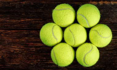 Ahşap arka planda sarı tenis topları, metin, spor ve yarışma konsepti için alan