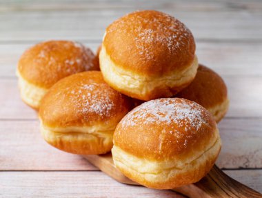 Avusturya ve Alman çörekleri ya da krapfen, faşingskrapfen. Kremalı Berlinli. Ahşap arka planda. Seçici odak.