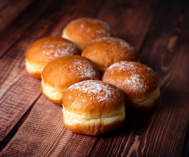 Avusturya ve Alman çörekleri ya da krapfen, faşingskrapfen. Kremalı Berlinli. Ahşap arka planda. Seçici odak.