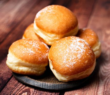 Avusturya ve Alman çörekleri ya da krapfen, faşingskrapfen. Kremalı Berlinli. Ahşap arka planda. Seçici odak.