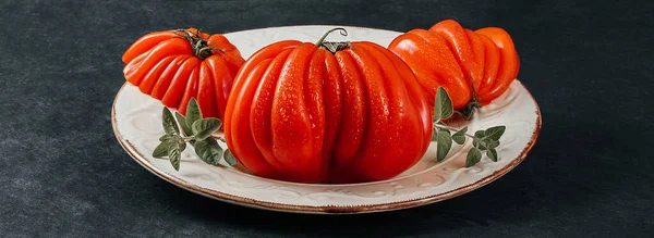 Три Свіжих Raf Coeur Boeuf Tomato Темний Фон Сільська Концепція — стокове фото