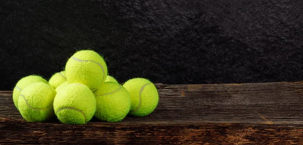 Ahşap arka planda sarı tenis topları, metin, spor ve yarışma konsepti için alan