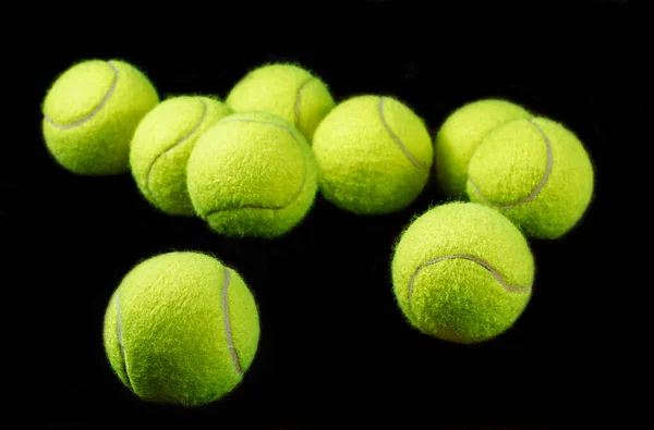 暗い背景に黄色のテニスボール テキストのためのスペース スポーツと競争の概念 — ストック写真